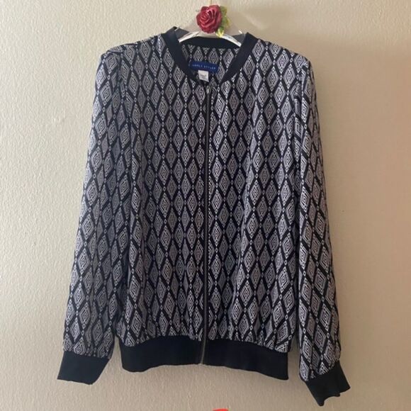 Simply Styled Lightweight Bomber Jacket - Picture 3 of 8